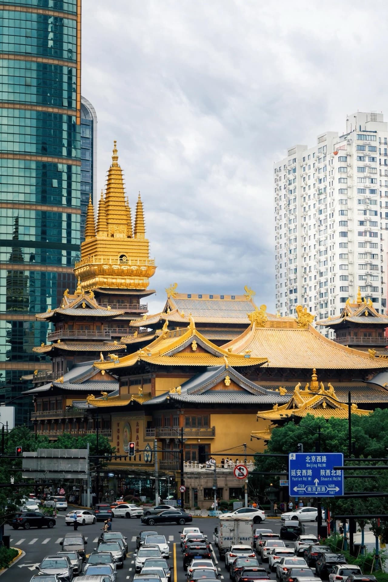 Jing'an Temple — golden Buddhist temple amid skyscrapers