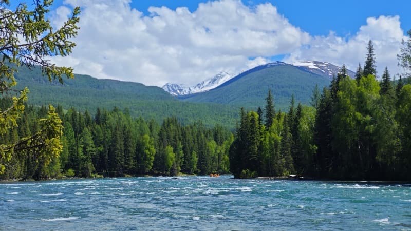 Fairy-tale Kanas Lake — turquoise waters surrounded by golden forests